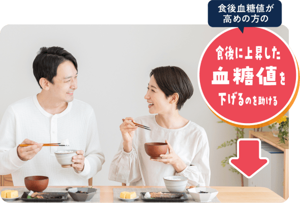 食事を楽しむ男女の写真